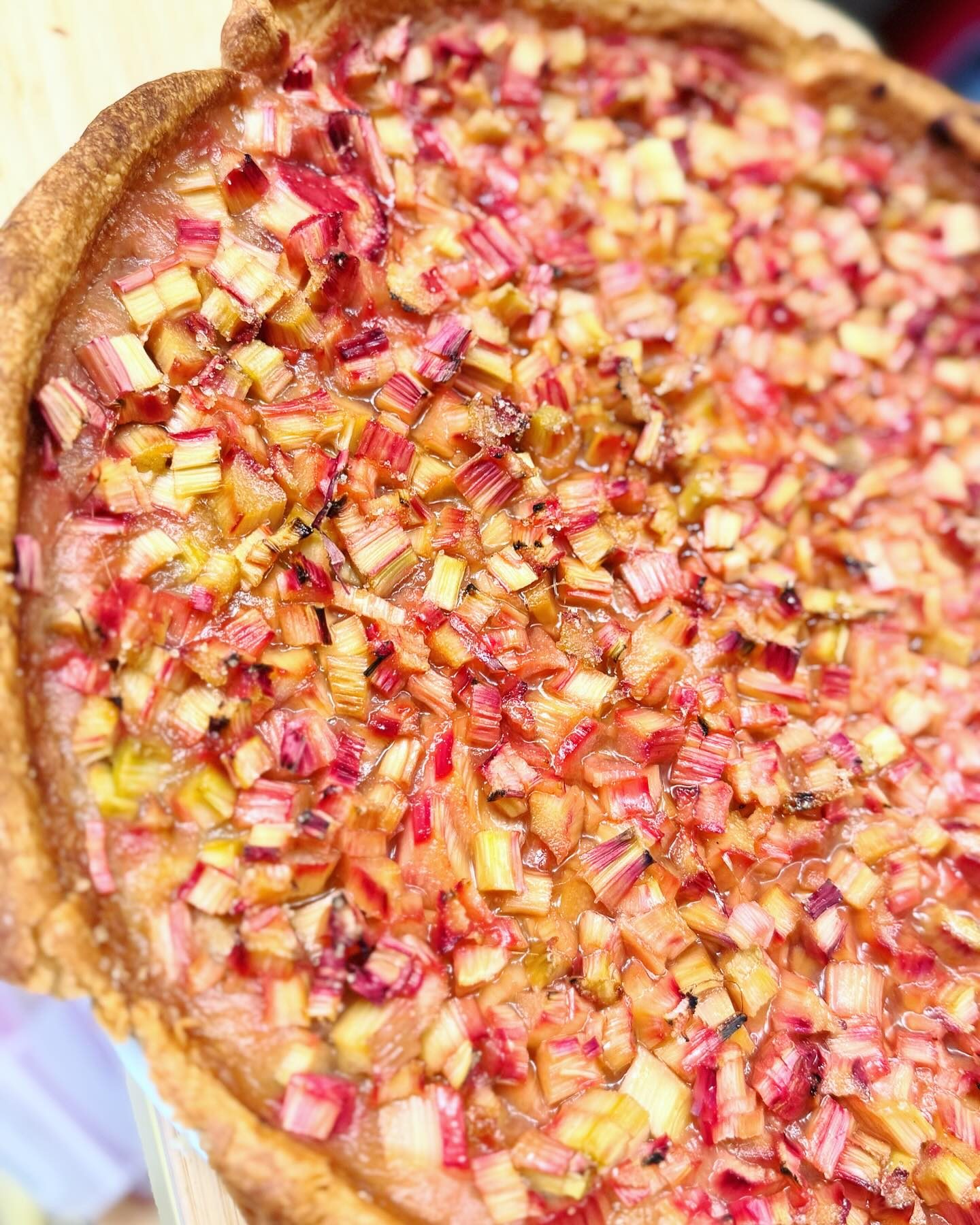 Une tarte à la rhubarbe en petits morceaux, croûte dorée